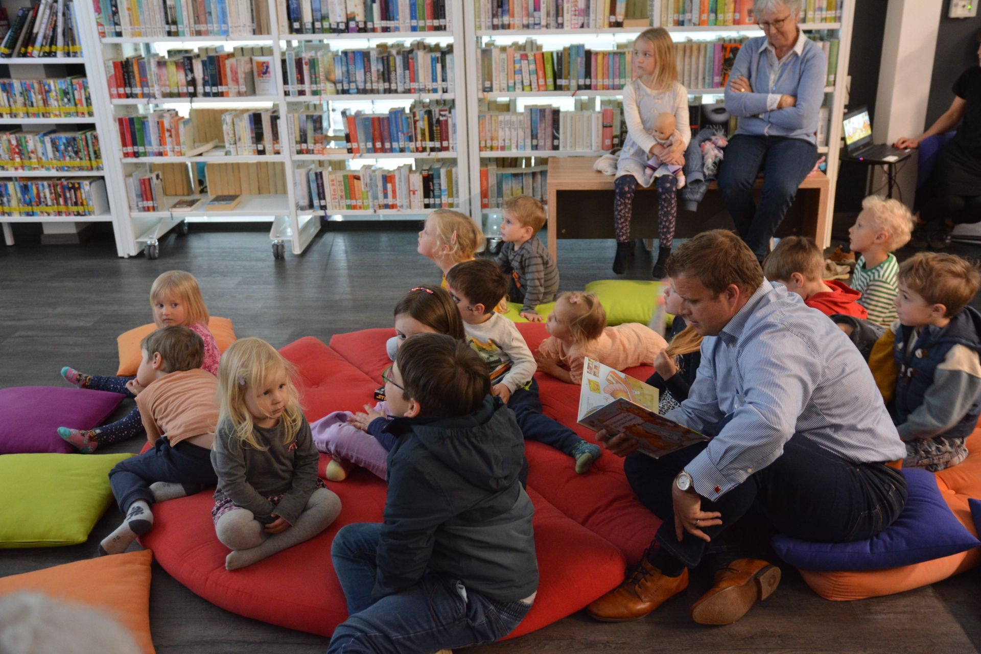 Bürgermeister liest Kindern vor