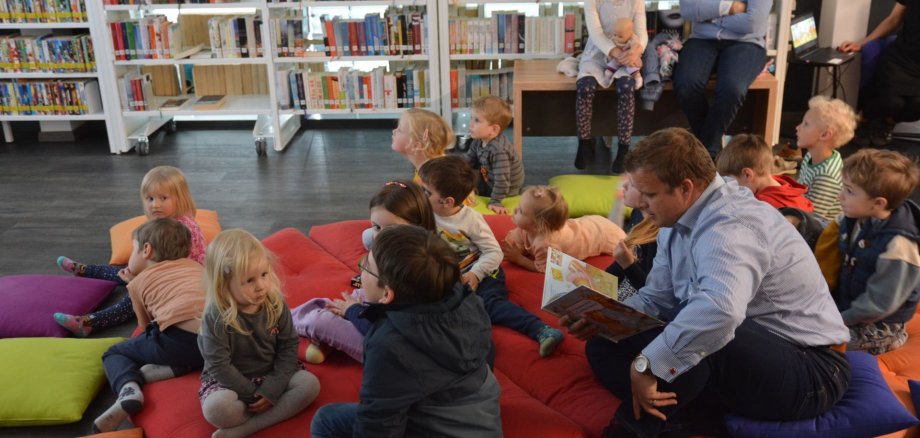 Bürgermeister liest Kindern vor