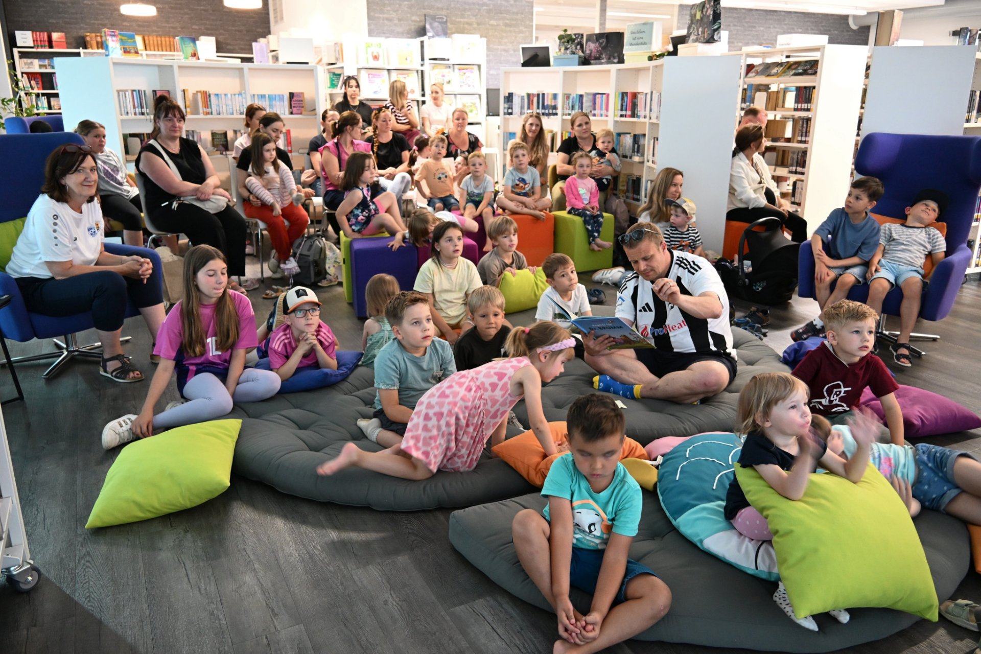 Kinder und Bürgermeister in der Stadtbibliothek