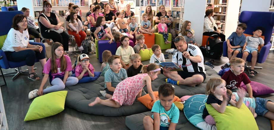 Kinder und Bürgermeister in der Stadtbibliothek