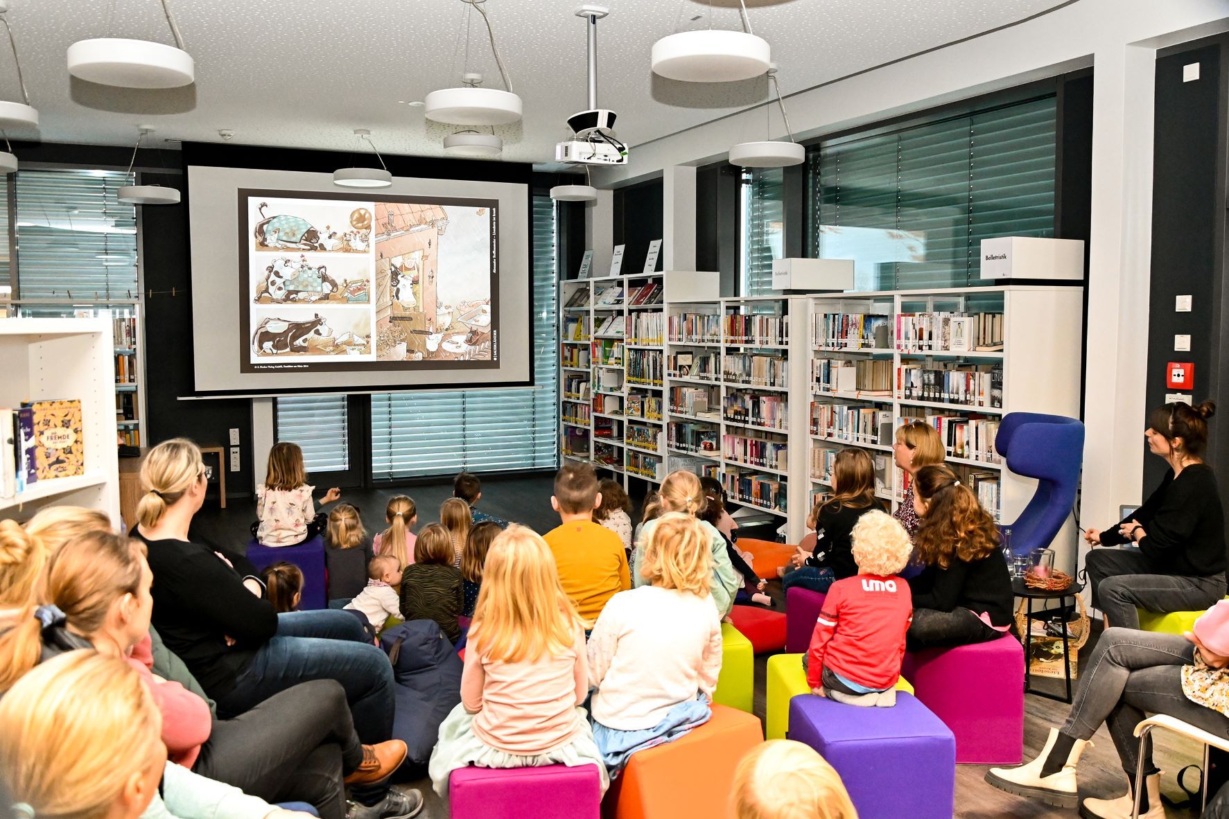 Kinder beim Bilderbuchkino