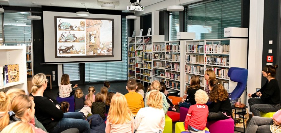 Kinder beim Bilderbuchkino