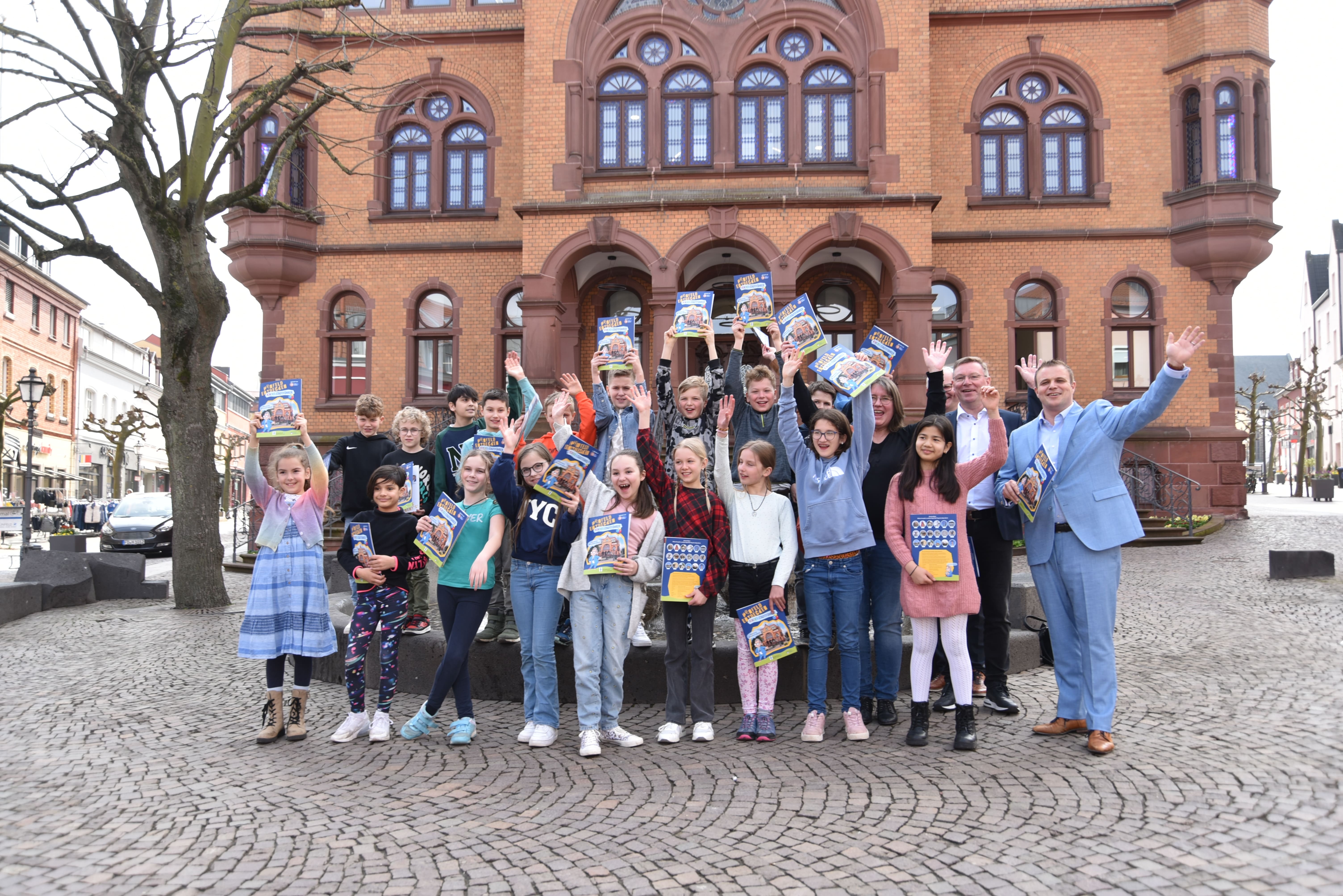Kindergruppe vorm Rathaus