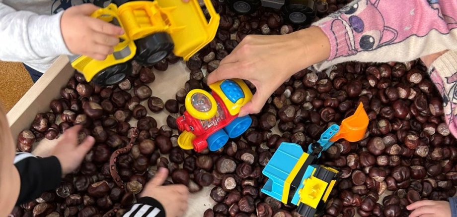 Kinder mit Erzieherinnen in Tagespflege