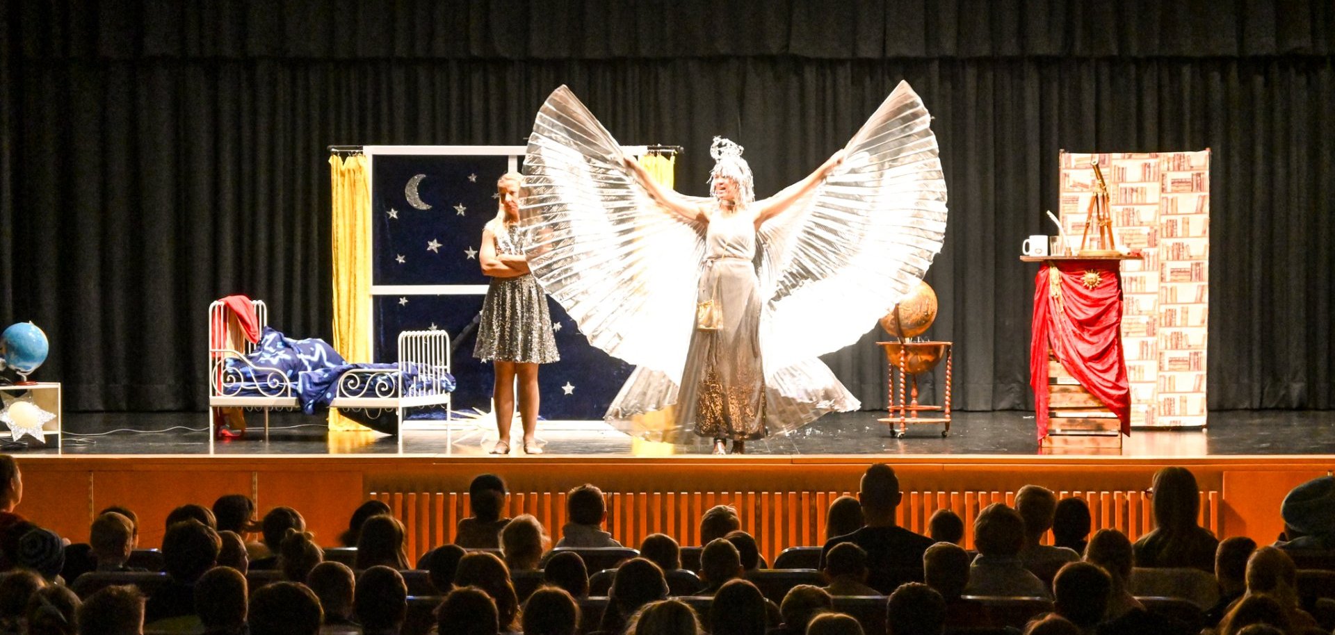 Sternenfee breitet auf der Bühne die Flügel aus