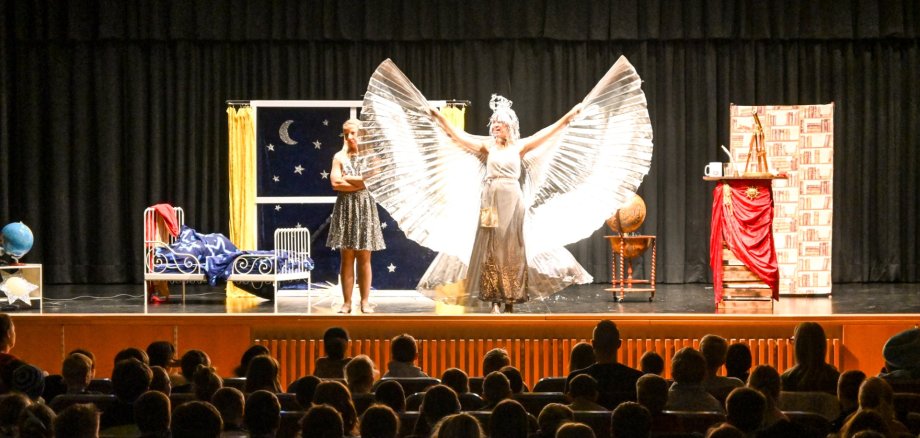 Sternenfee breitet auf der Bühne die Flügel aus