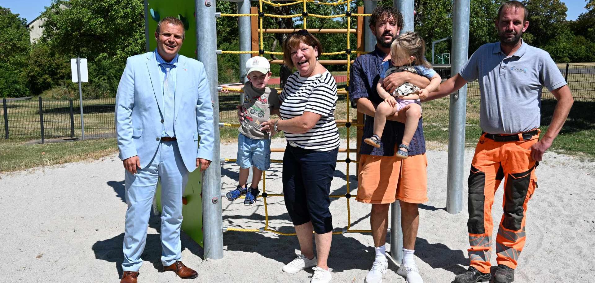 Spielgerät am Tiergarten mit Menschen im Vordergrund