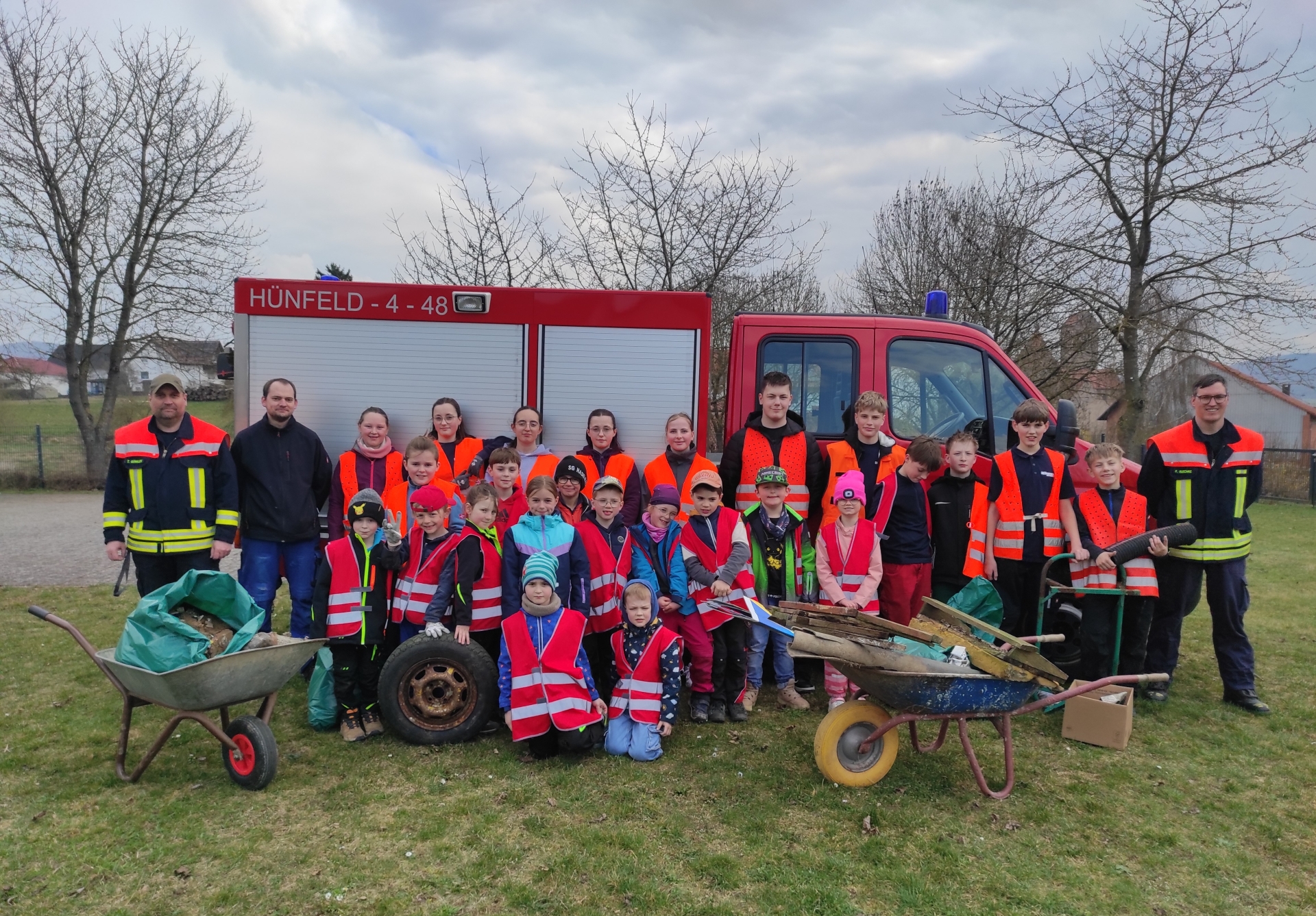 Jugendfeuerwehr Kirchhasel vor Feuerwehrauto