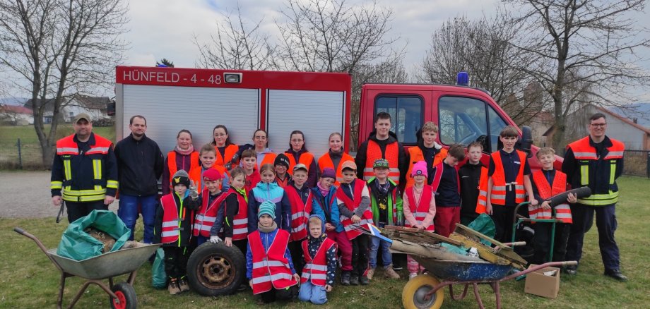 Jugendfeuerwehr Kirchhasel vor Feuerwehrauto