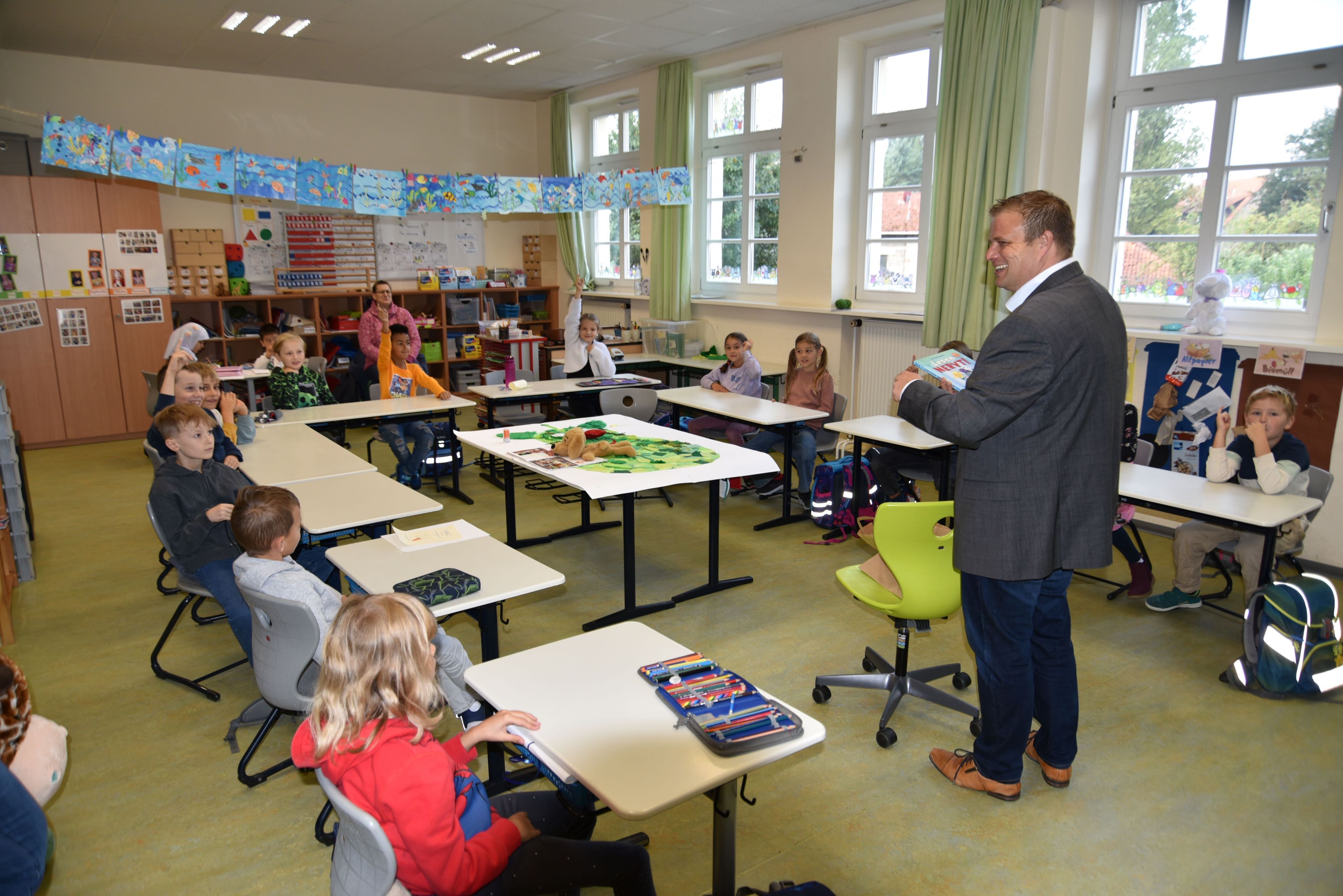 Bürgermeister bei Übergabe des Buches in Grundschule