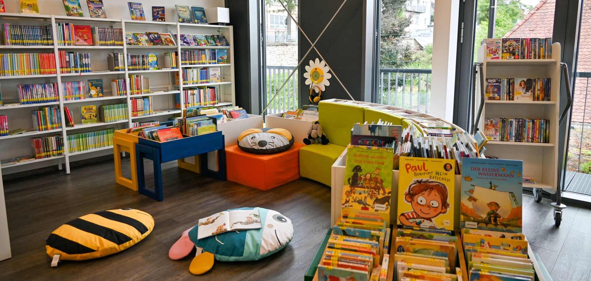 Stadtbibliothek mit Sitzplätzen